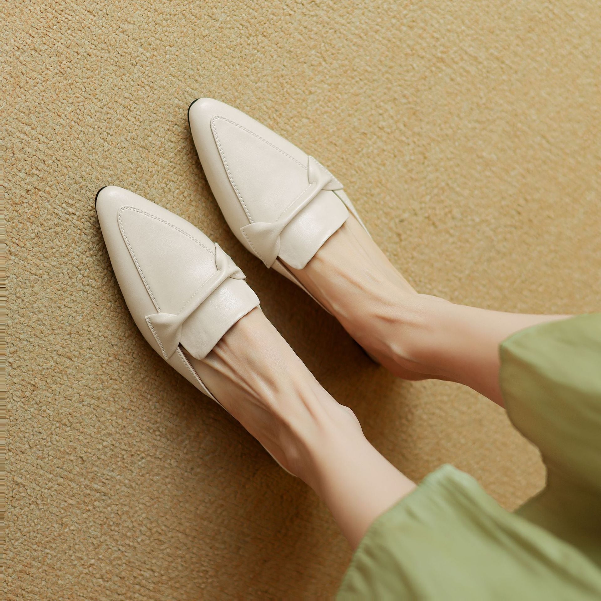 Johanna | Pointed-toe leather mules with a classic design