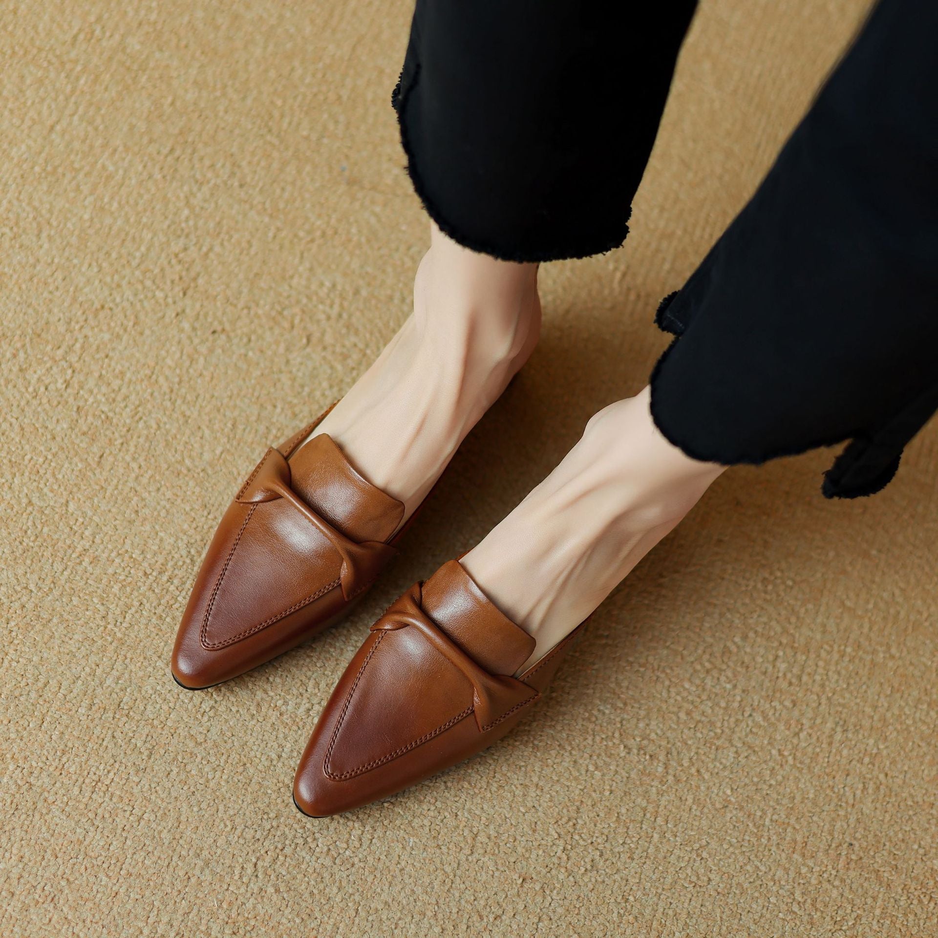 Johanna | Pointed-toe leather mules with a classic design
