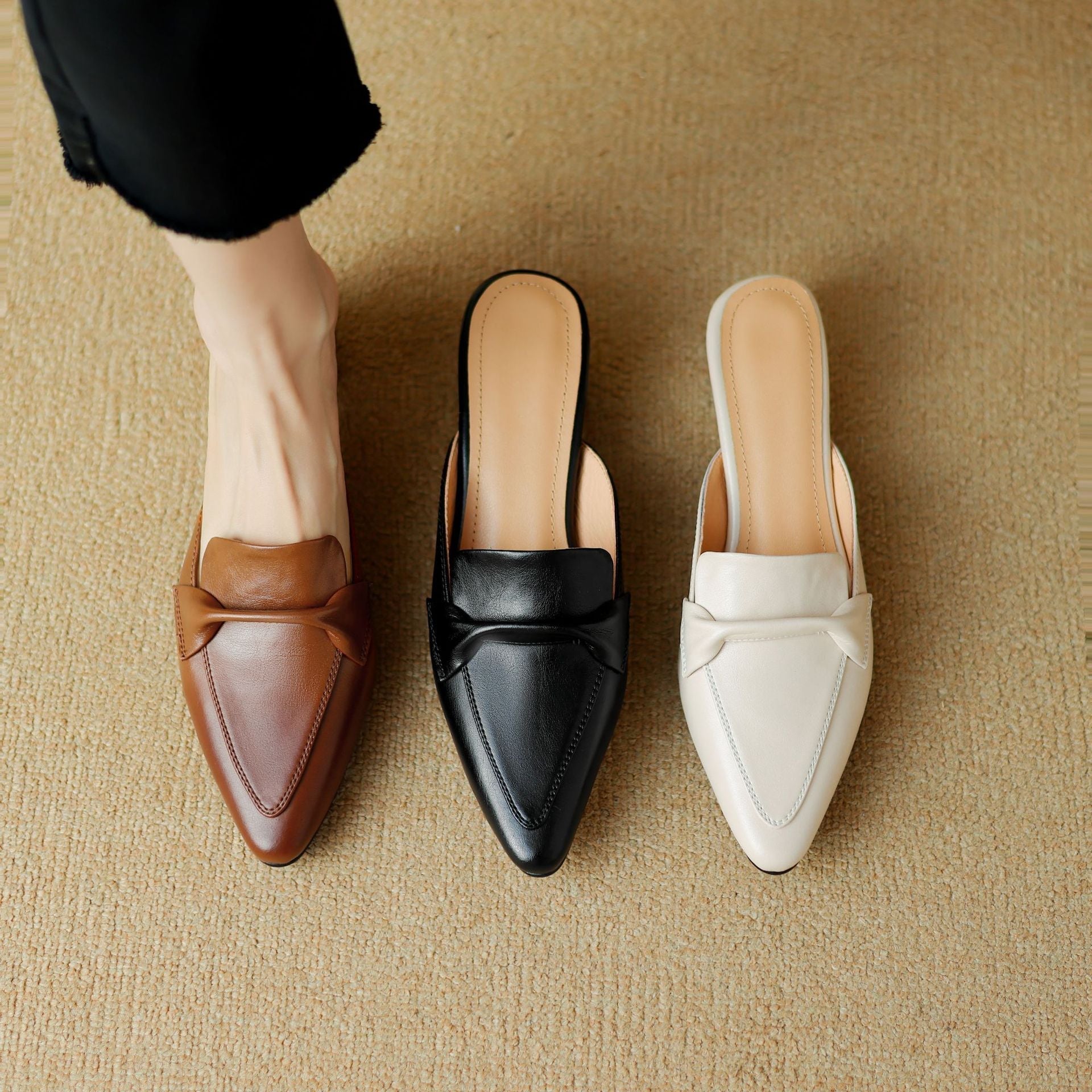 Johanna | Pointed-toe leather mules with a classic design